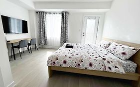 Modern Private Room Private Bathroom With King Bed With Tv And Optional Balcony 10 Minutes To Rogers Stadium Midtown Downtown Toronto